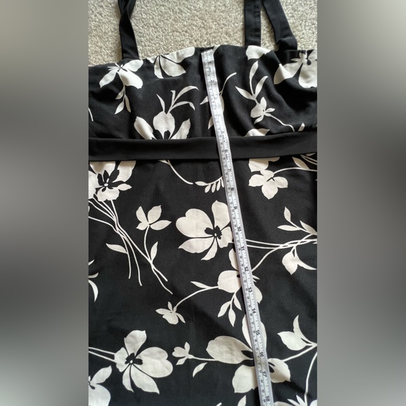 Black and white square neck flower top with belt. - Picture 3 of 5